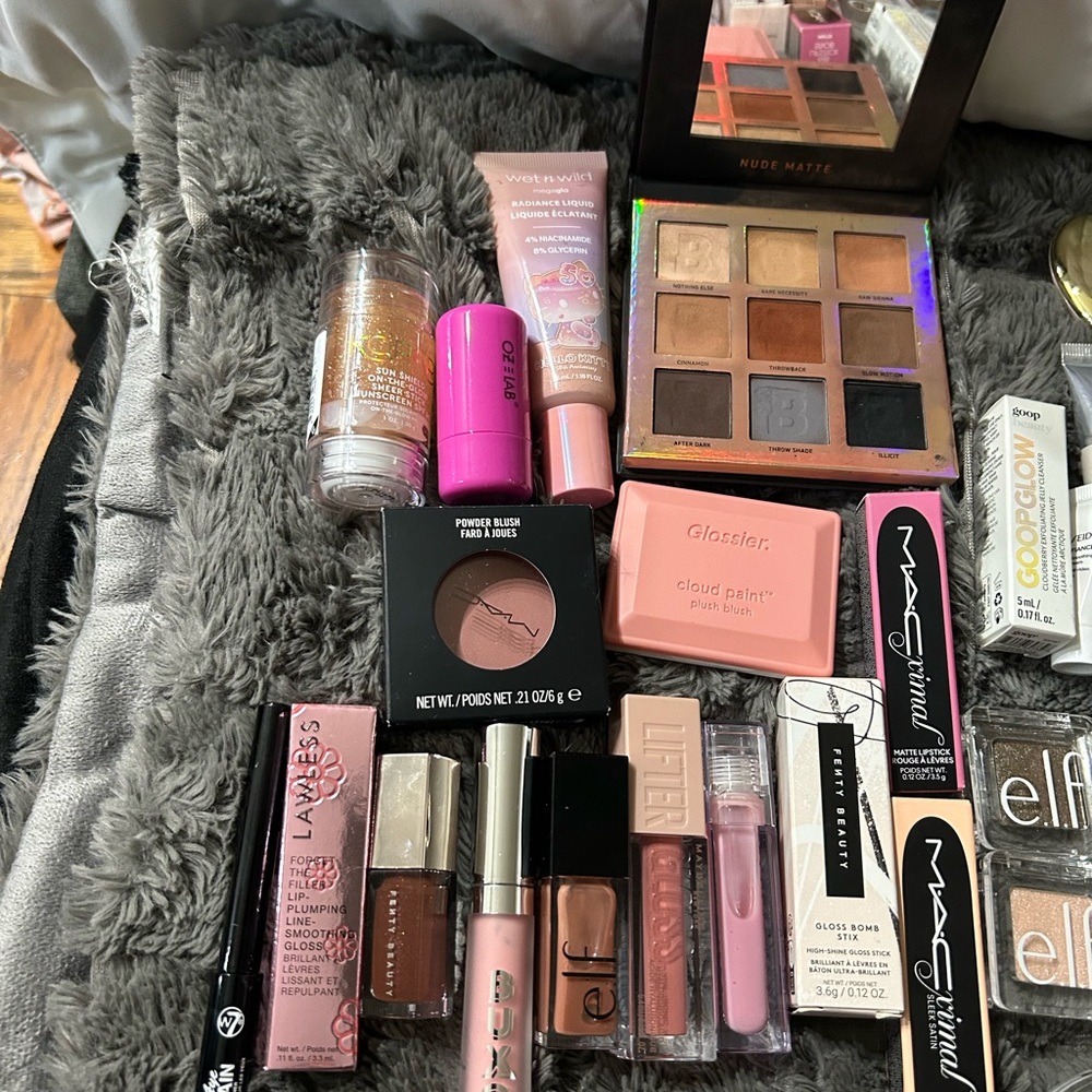 36pc Makeup lot - Picture 5 of 10
